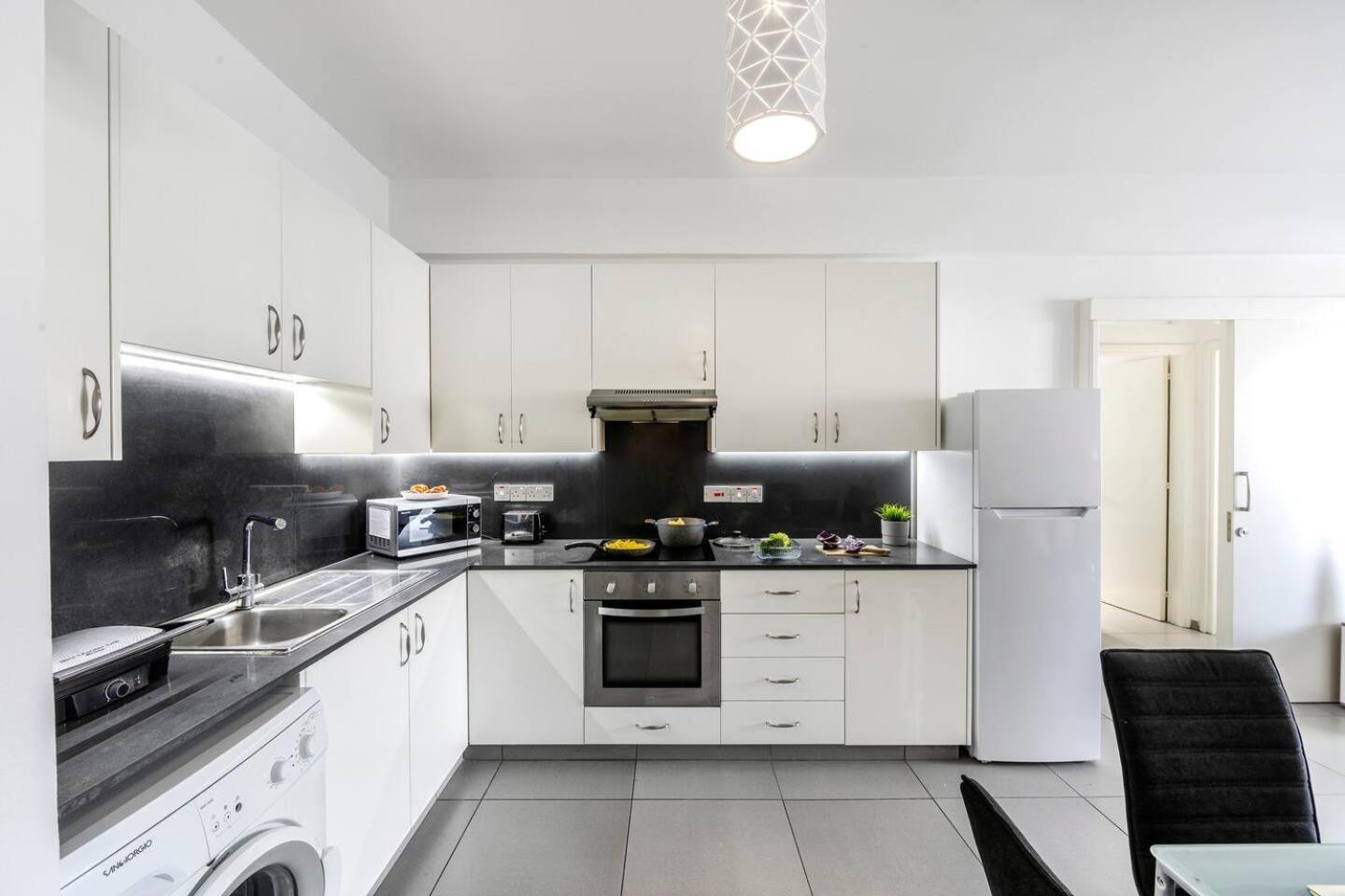Airbnsea City Centre Side Sea View Apartments Larnaca Eksteriør billede